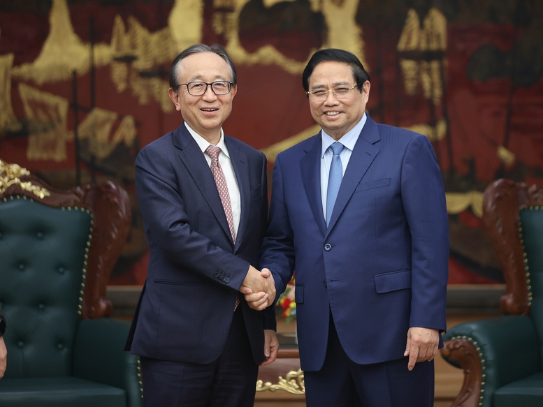 Prime Minister Pham Minh Chinh (right) hosts a reception for Mr. Hironori Kamezawa, CEO of Japan’s Mitsubishi UFJ Financial Group, in Hanoi on August 7. (Photo: VGP)