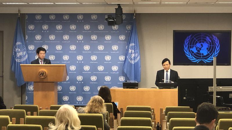 Đại sứ Đặng Đình Quý chủ trì Họp báo quốc tế trên cương vị đại diện nước Chủ tịch Hội đồng Bảo an Liên hợp quốc ngày 1/4 - Ảnh: Bộ Ngoại giao