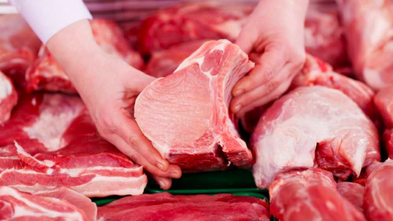 Nhóm thực phẩm tháng 3/2021 giảm 2,2% so với tháng trước, tập trung ở một số mặt hàng như giá thịt lợn giảm 3,78% so với tháng trước (làm CPI chung giảm 0,13 điểm phần trăm).
