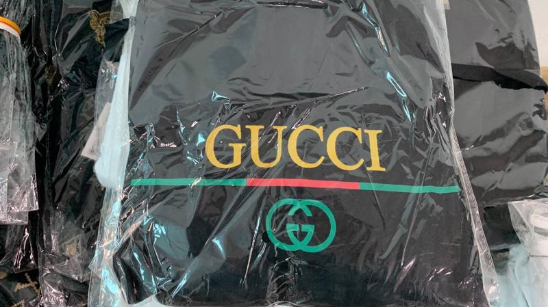 Hàng giả nhãn hiệu Gucci được thu giữ. 