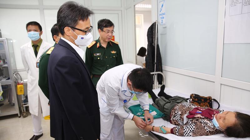 Phó Thủ tướng Vũ Đức Đam thăm các tình nguyện viên tham gia thử nghiệm vaccine Nano covax. Ảnh - VGP/Đình Nam. 