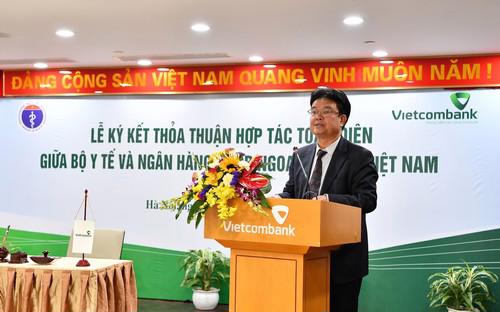 Vietcombank cam kết đồng hành cùng với chương trình, chung tay nâng cao 
sức khỏe cho cộng đồng với gói tín dụng dự kiến 30 ngàn tỷ đồng để đầu 
tư nâng cấp các cơ sở y tế từ tuyến TW đến tuyến địa phương.