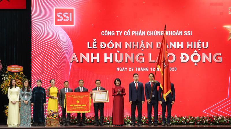 Phó chủ tịch nước Đặng Thị Ngọc Thịnh trao tặng danh hiệu Anh hùng Lao động thời kỳ đổi mới cho SSI
