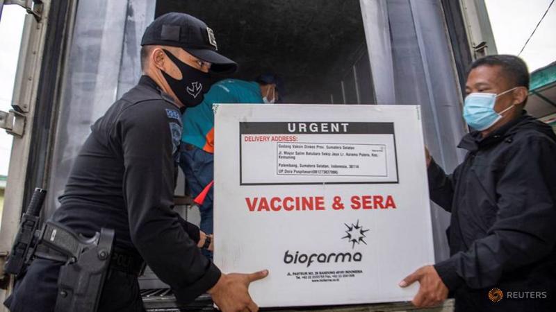 Vaccine Covid-19 của Sinovac được vận chuyển tới một cơ sở y tế địa phương ở Palembang, tỉnh Nam Sumatra, Indonesia, ngày 4/1 - Ảnh: Reuters