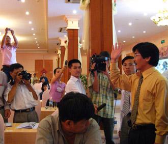 Ông Tạ Xuân Thọ - người mặc áo vàng cam - đang vung tay tuyên bố không tham gia Đại hội cổ đông.