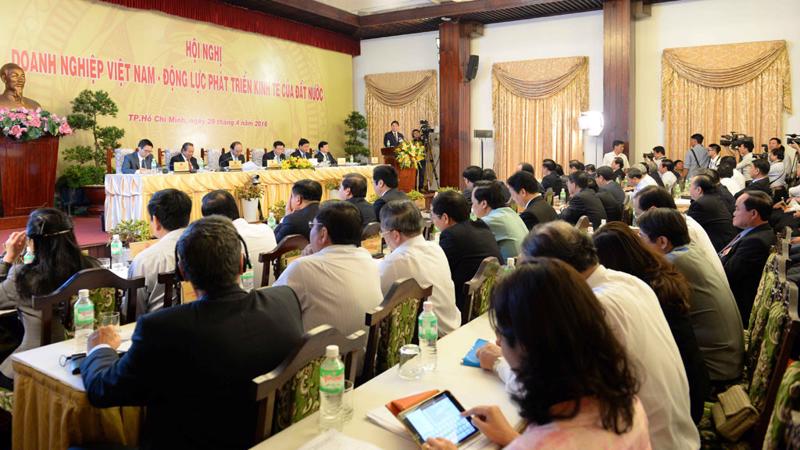 Thủ tướng Nguyễn Xuân Phúc gặp gỡ cộng đồng doanh nghiệp tại Tp.HCM sau khi chính thức nhậm chức - Ảnh: Thanh Niên.