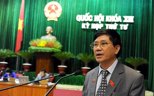 Chủ nhiệm Ủy ban Tư pháp Nguyễn Văn Hiện trình bày báo cáo thẩm tra về công tác phòng chống tham nhũng tại phiên khai mạc kỳ họp thứ 4 của Quốc hội - Ảnh: TN.