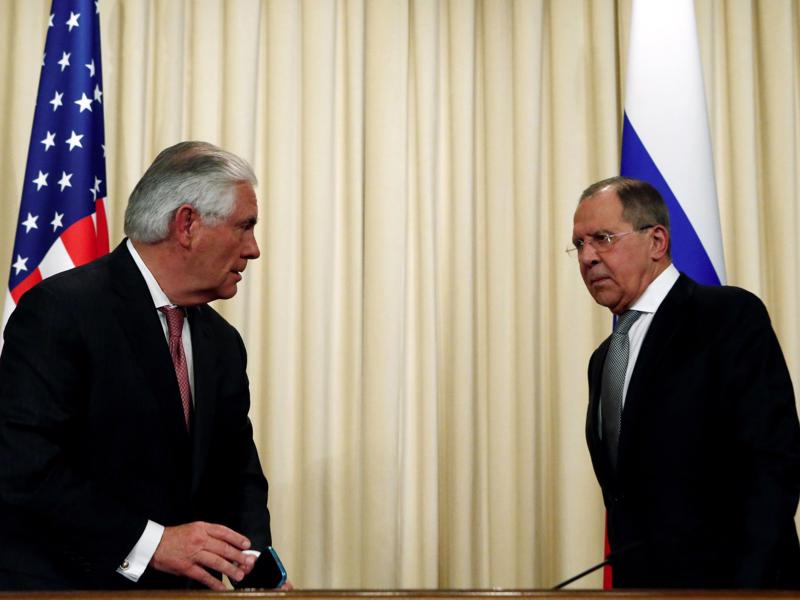 Ngoại trưởng Mỹ Rex Tillerson (trái) và Ngoại trưởng Nga Sergei Lavrov trong cuộc họp báo sau cuộc gặp ngày 12/4 tại Moscow - Ảnh: Reuters.<br>