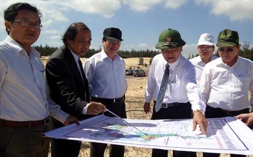 Đại diện PTT và cơ quan chức năng tỉnh Bình Định khảo sát khu vực triển khai dự án hóa lọc dầu Nhơn Hội.