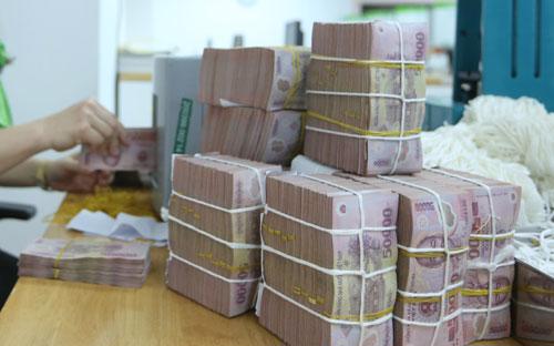 Tính đến cuối tháng 5/2017, tiền gửi của Kho bạc Nhà nước lên tới 143 nghìn tỷ đồng, tăng 50,2% so với đầu năm - Ảnh: Quang Phúc.<br>