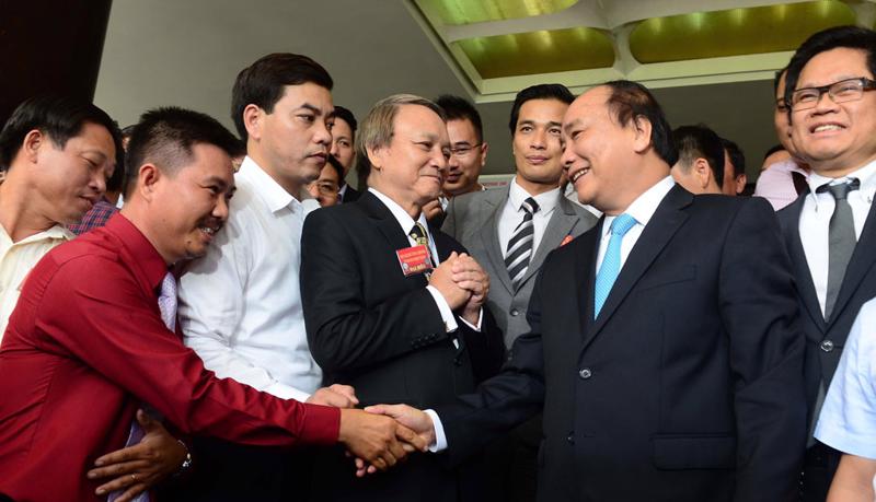 Thủ tướng Nguyễn Xuân Phúc gặp gỡ các doanh nhân tại hội nghị doanh nghiệp Việt Nam năm 2016 - Ảnh: Thanh Niên.<br>