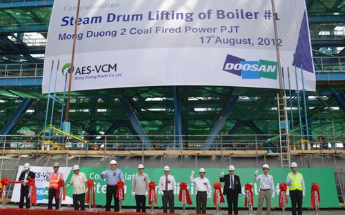 Lễ cắt băng khánh thành việc nâng bao hơi số 1, nhà máy Nhiệt điện Mông Dương 2, tháng 8/2012.<br>