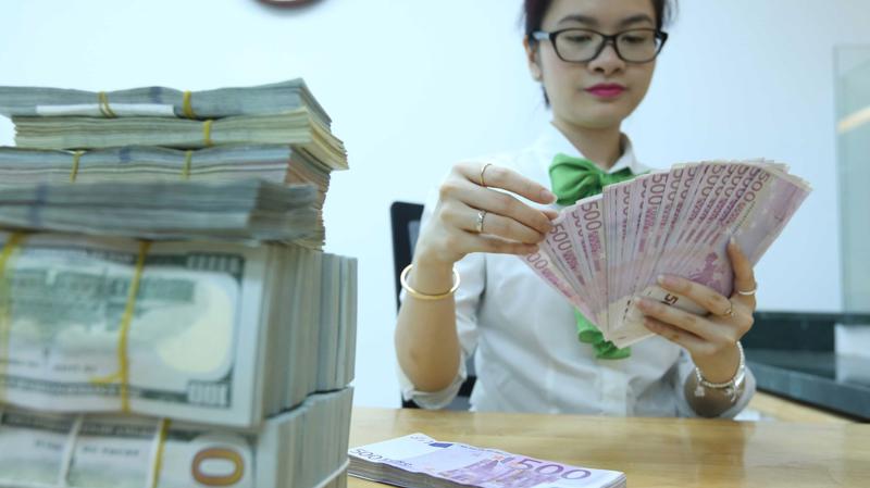 Trong 10 tháng đầu năm nay, ước tính các tổ chức tín dụng đã mua ròng thêm khoảng 2,5 tỷ USD từ nhà đầu tư gián tiếp nước ngoài bán lại - Ảnh: Quang Phúc.
