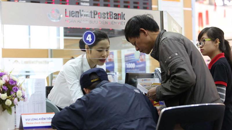 Moody’s kỳ vọng nguồn vốn của LienVietPostBank sẽ được cải thiện nhờ nguồn huy động ổn định từ tiền gửi của cá nhân với chi phí thấp qua việc khai thác mạng lưới bưu cục và phòng giao dịch bưu điện rộng khắp Việt Nam - Ảnh: Quang Phúc.