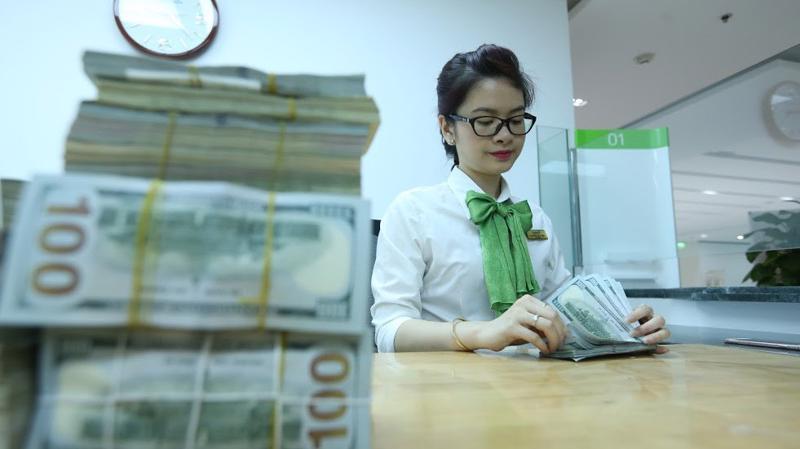 Trên biểu niêm yết cập nhật của hầu hết các ngân hàng thương mại vào cuối giá sáng, giá USD bán ra của một số thành viên đã nhảy bước đáng kể - Ảnh: Quang Phúc.