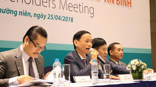Nếu không có thay đổi trong tương lai, đây là lần cuối cùng ông Vũ Văn Tiền (người thứ hai từ trái sang) có mặt tại vị trí bàn chủ tọa đại hội đồng cổ đông ABBank, phiên họp ngày 25/4/2018.