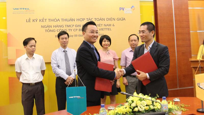 Lễ ký thỏa thuận hợp tác giữa PVcomBank với Viettel Post.