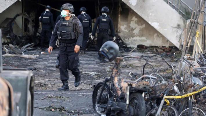 Lực lượng cảnh sát tại hiện trường một trong ba vụ tấn công nhà thờ ở Indonesia ngày 13/5 - Ảnh: Reuters.