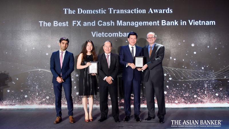 Đại diện Vietcombank nhận giải thưởng từ The Asian Banker.
