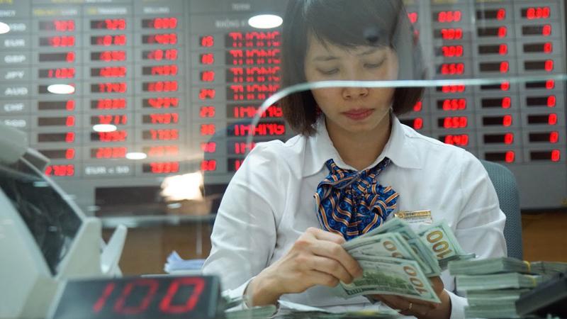 Giá USD bán ra của các ngân hàng thương mại nhanh chóng hạ nhiệt sau bước can thiệp của Ngân hàng Nhà nước - Ảnh: Quang Phúc.
