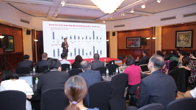 Techcombank vẫn là ngân hàng thương mại duy nhất tại Việt Nam tạo và duy trì họp báo định kỳ để cập nhật tình hình hoạt động đến thị trường, vì nhiều nội dung không thể hiện trên báo cáo tài chính.