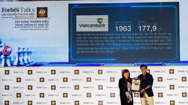 Đại diện Vietcombank nhận kết quả đánh giá về giá trị thương hiệu từ Forbes Việt Nam.