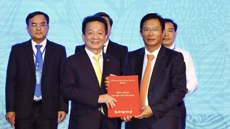 Ông Đỗ Quang Hiển (bên trái), Chủ tịch Hội đồng Quản trị SHB trao thỏa thuận tài trợ tín dụng với hạn mức gần 700 tỷ đồng cho dự án Sân Golf Bảo Ninh - Trường Thịnh tại Quảng Bình.