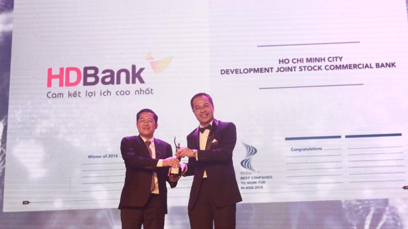 Đại diện HDBank nhận giải thưởng từ HR Asia.