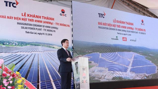 Ông Nghiêm Xuân Thành, Chủ tịch Hội đồng Quản trị Vietcombank phát biểu tại lễ khánh thành nhà máy điện mặt trời Krông Pa.