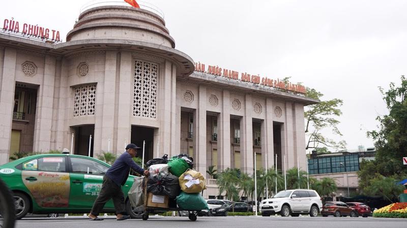 Phía trước, chỉ còn chưa đầy một năm nữa, hệ thống ngân hàng Việt Nam phải đáp ứng áp lực đủ vốn cho tiêu chuẩn an toàn theo quy định mới - Ảnh: Quang Phúc.