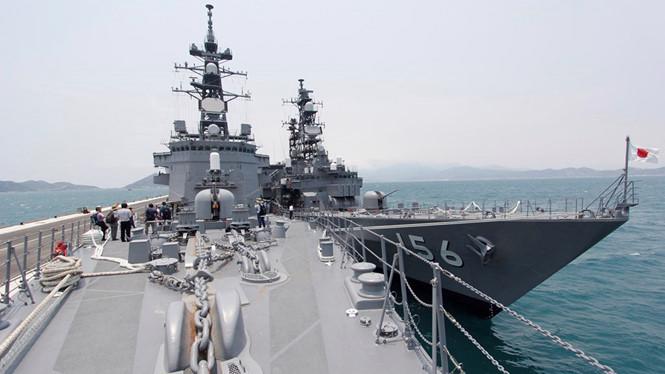 Hai tàu khu trục Nhật cập cảng Cam Ranh hồi tháng 4/2016 - Ảnh: Thanh Niên.<br>