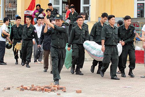 Hình ảnh cán bộ chiến sĩ cảnh sát bị giữ ở Đồng Tâm được thả chiều 22/4 - Ảnh: Dân Việt.<br>