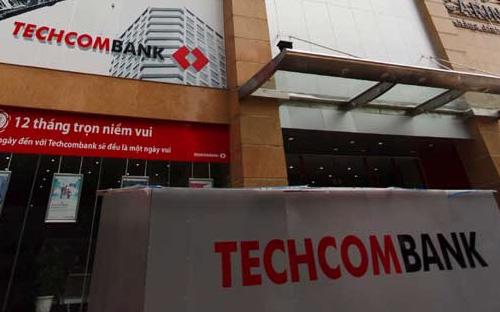 Vietnam Airlines là một trong những cổ đông sáng lập của Techcombank, 
với tỷ lệ nắm giữ ban đầu đến gần 20% vốn, và là cổ đông lớn nhất của 
ngân hàng. Tuy nhiên, từ cuối năm 2011 đến nay, Vietnam Airlines chỉ còn
 nắm giữ 2,7% vốn điều lệ của Techcombank, tương đương hơn 24 triệu cổ 
phiếu.