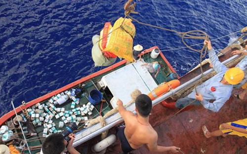 Ngư dân Trung Quốc thả thuyền nhỏ để đánh bắt trái phép tại quần đảo Trường Sa của Việt Nam - Ảnh: Thời báo Hoàn Cầu.