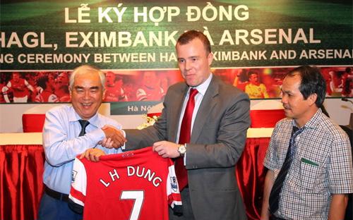 Ông Lê Hùng Dũng và ông Đoàn Nguyên Đức tại lễ ký kết hợp đồng đưa Arsenal sang Việt Nam. Ảnh: Tuổi Trẻ.