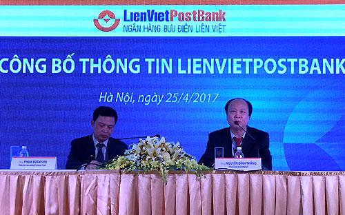 Ông Phạm Doãn Sơn (phải) và ông Nguyễn Đình Thắng tại một sự kiện của LienVietPostBank gần đây.<br>