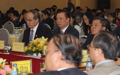 Bộ trưởng Bộ Tài chinh Đinh Tiến Dũng (giữa) lắng nghe kết quả giám sát về thuế và hải quan - Ảnh: Minh Thuý.