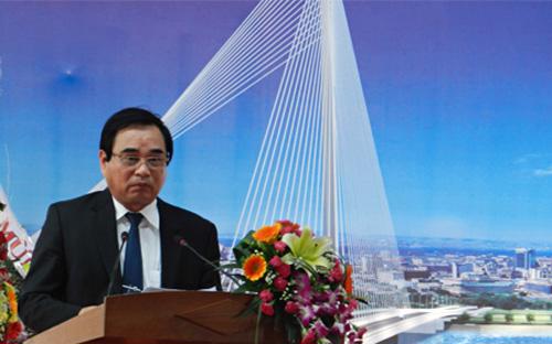 Ông Văn Hữu Chiến, Chủ tịch UBND thành phố Đà Nẵng tại buổi lễ khánh thành cầu Rồng và cầu Trần Thị Lý, ngày 29/3/2013.