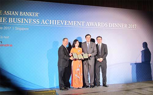 Đại diện Vietcombank nhận giải thưởng từ The Asian Banker.<br>