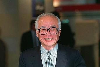 Được đánh giá đã truyền cảm hứng cho hàng triệu doanh nhân trên thế giới, ông Kim Woo Choong sinh năm 1936, thành lập Daewoo cuối những năm 1960. Trong vòng 30 năm tiếp đó, ông đã xây dựng Daewoo trở thành tập đoàn công nghiệp lớn thứ hai tại Hàn Quốc. <br>
