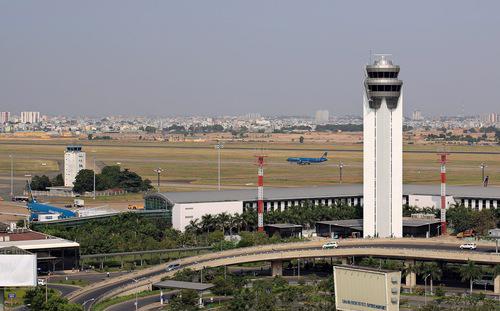 Sân bay Tân Sơn Nhất hiện nay đang có nguy cơ quá tải với lưu lượng 22 triệu lượt khách mỗi năm.<br>