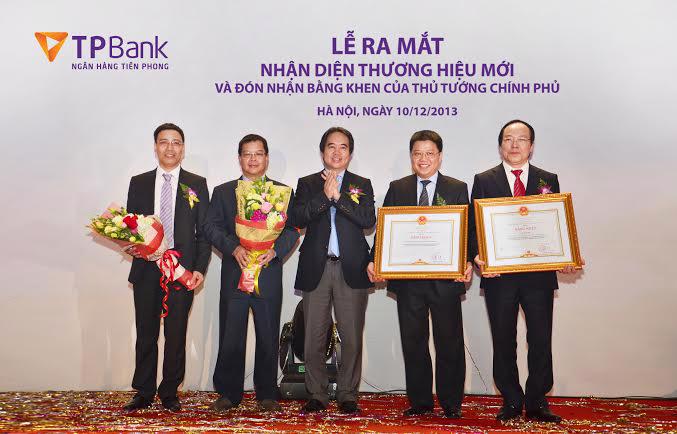 Thống đốc Ngân hàng Nhà nước Nguyễn Văn Bình (giữa) tại lễ công bố hệ thống nhận diện thương hiệu mới của TPBank.<strong><br></strong>