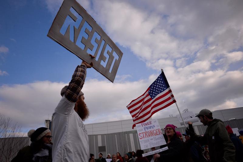 Người biểu tình phản đối lệnh cấm nhập cảnh của Trump bên ngoài sân bay quốc tế Philadelphia - Ảnh: Reuters.<br>