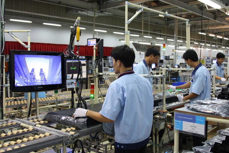 Năm ngoái, Samsung Việt Nam đã đạt doanh số kỷ lục hơn 46,3 tỷ USD, xuất khẩu là 39,9 tỷ USD, tăng 9,9% so với năm 2015 và chiếm 22,7% kim ngạch xuất khẩu cả nước. Đây là những con số chưa một doanh nghiệp FDI nào đạt được trong lịch sử thương mại Việt Nam. <br>