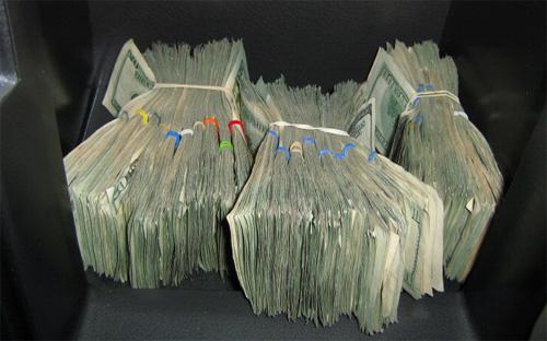 Tiền (tiền Việt Nam, ngoại tệ) có tổng giá trị quy đổi từ 50 triệu đồng trở lên là một trong 9 loại tài sản, thu nhập phải kê khai - Ảnh minh họa.<br>