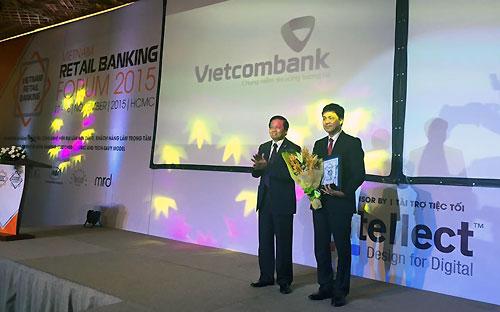 Đại diện Vietcombank, ông Huỳnh Song Hào, Giám đốc khối bán lẻ (bên phải) nhận giải thưởng Ngân hàng bán lẻ tiêu biểu 2015.