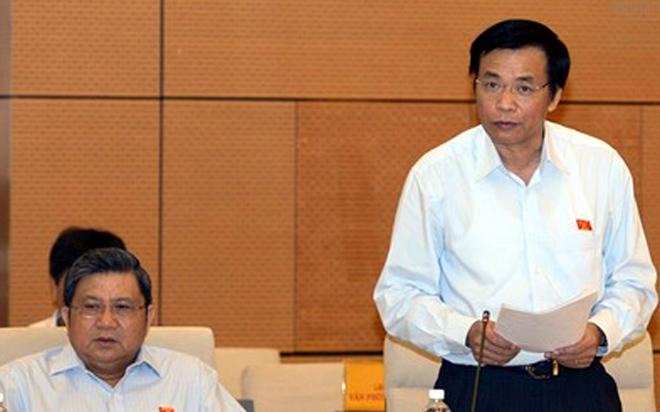Tổng thư ký Nguyễn Hạnh Phúc (người đứng) trình bày dự kiến nội dung kỳ họp thứ hai của Quốc hội.