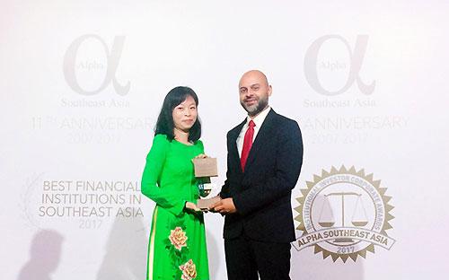 Đại diện Vietcombank nhận giải thưởng từ Alpha SEA.