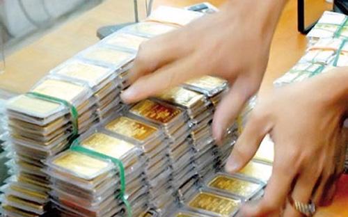 Tháng 8/2011, thị trường có thông tin ở kênh chính thức cho biết, có gần
 100 tấn vàng của người dân đang nằm trong hệ thống ngân hàng, ở dạng 
tiết kiệm. Tính một cách tương đối, quy mô này trên dưới 110 nghìn tỷ 
đồng. 
