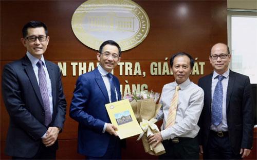 Đại diện UOB nhận giấy phép từ Ngân hàng Nhà nước Việt Nam.<br>